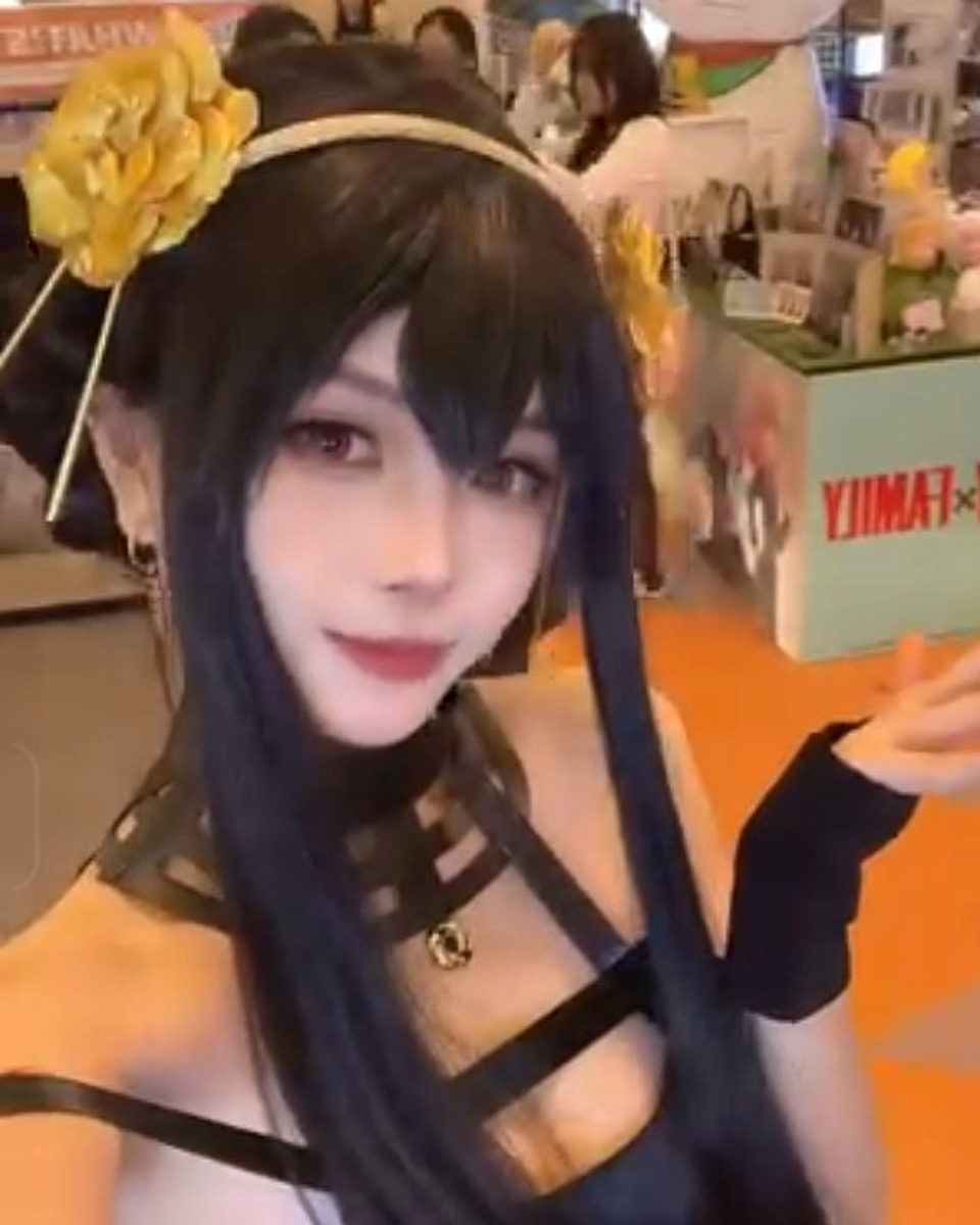 Cosplayer visiting a MetaPark event